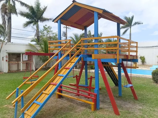 Playground casinha de madeira