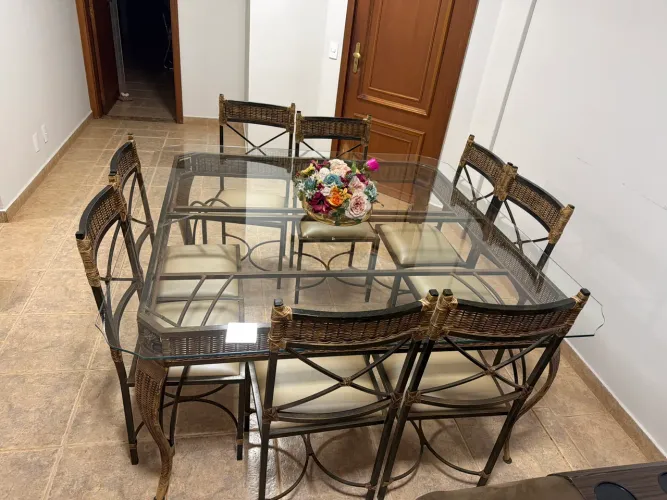 Vende-se mesa de jantar alto padrão acompanha 08 cadeiras medidas de 1.60 x 1,60