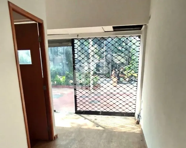 Excelente loja em ponto estratégico, em frente à Escola Britânica em Botafogo