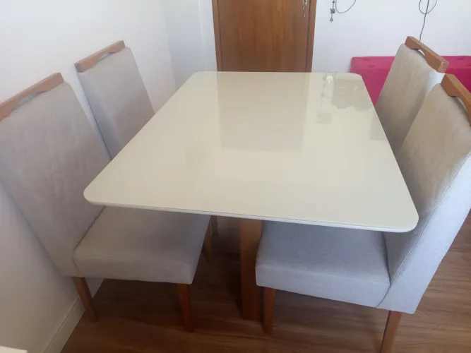 Vendo conjunto de mesa com 4 cadeiras!!