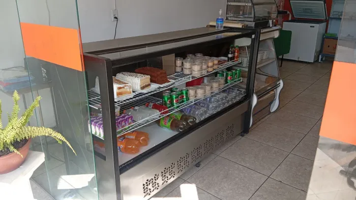 Passo ponto de loja de bolos montada já com clientes e maquinários 