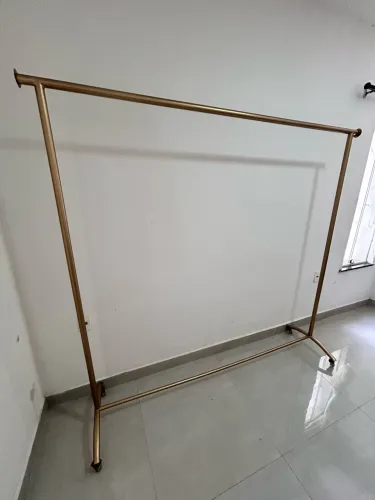 Arara de metalon dourado