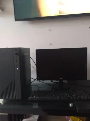 Vendo PC completo, i3 8 gigas de ram, 1TB de armazenamento. Wifi integrado.