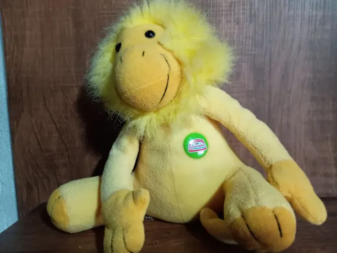 Pelúcia leão amarelo guaraná usada na condição das fotos