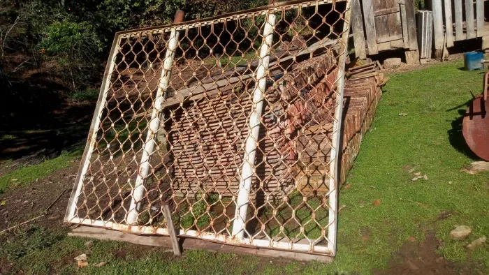 Vende-se 4 botas de foeiro,8 foieiros mais uma grade (portão)