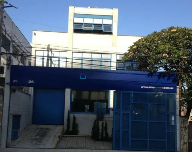 Edifício comercial na Ponte do Limão