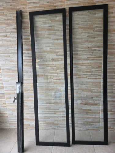 Esquadria de aluminio com duas portas de correr