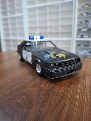 Miniatura Police Burago 1/24 FORD MUSTANG POLICE HICHWAY 1983