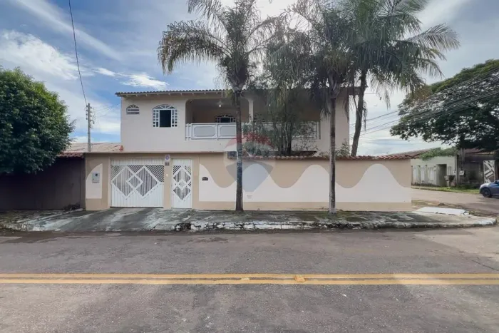 Casa Perfeita para Família! Sobrado em Esquina com 5 Quartos | Próximo à FIMCA e Comércio 