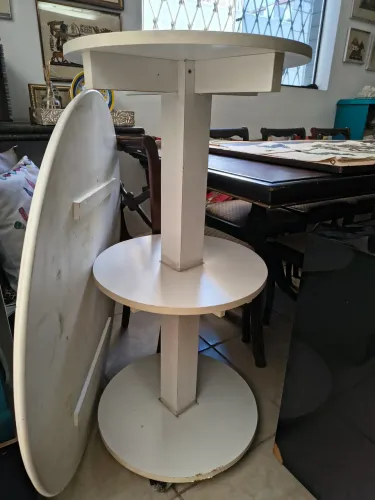Expositor redondo em madeira branco 