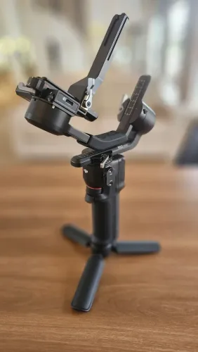 DJI RS 3 Mini com tripé. sem suporte de fixação da câmera