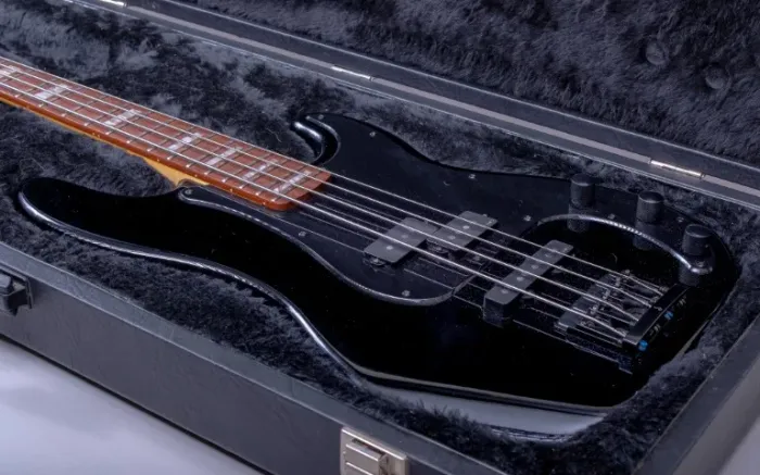 Baixo elétrico Xvector OSP 4 Custom Geezer Butler tribute EMG c/ case X-Vector Custom Shop