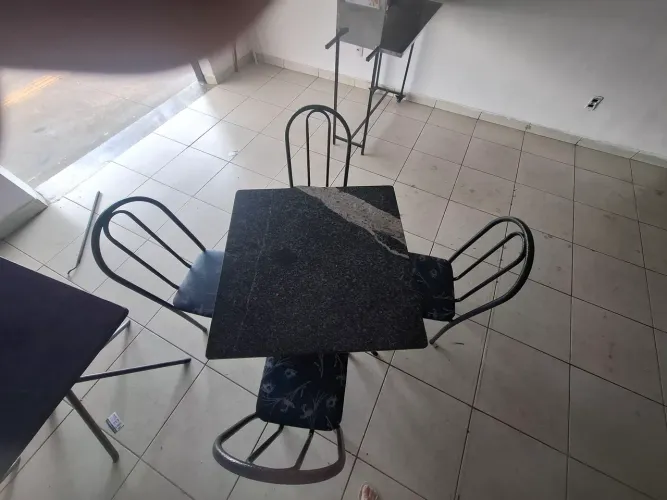 Mesa com tampo de granito com 4 cadeiras
