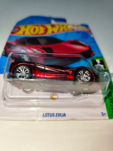 Hot Wheels Lotus Evija na versão Super Treasure Hunt (STH) do ano de 2023 escala 1:64