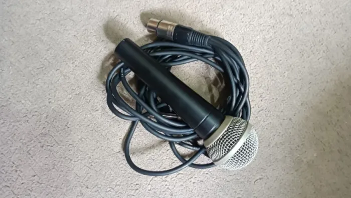 Microfone Leson com fio, fabricado nos anos 2000