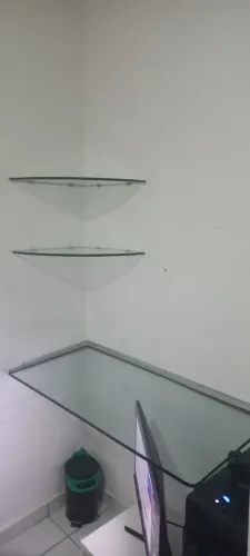 MESA DE VIDRO COM 2 PRATELEIRAS 