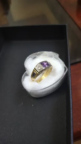 Anel ouro 18k peça única muito elegante, com ametista * 2 brilhantes. 6 gramas