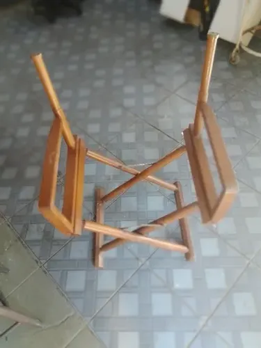 Cadeiras antigas de diretor pra restaurar.