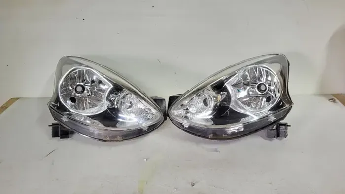 Farol nissan new march 15/18