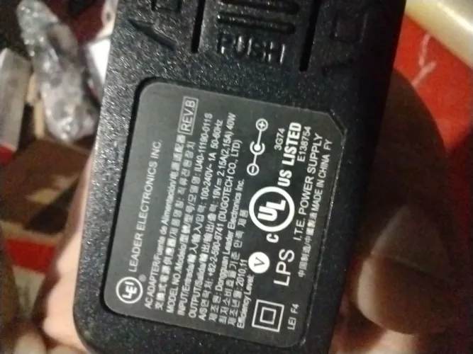 Fonte para notebook (19V - 2.15A) 