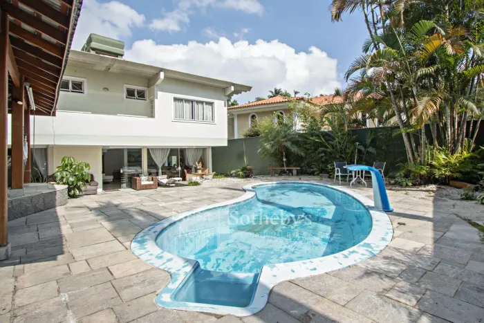 Casa com piscina e espaço gourmet em localização privilegiada