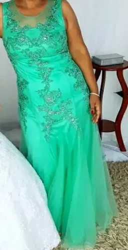 Vestido de festa verde Tiffany com detalhes em pedras chique