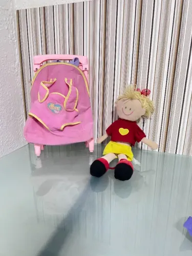 Mochilinha com boneca