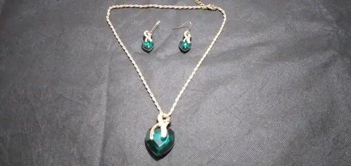 Conjunto de semijoia brincos e gargantilha coração do oceano banhada a ouro