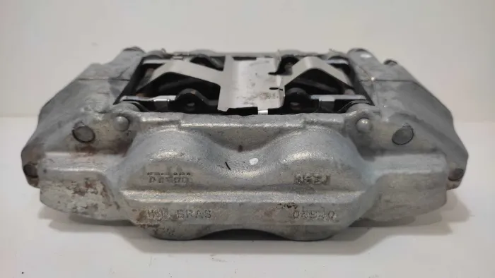Pinça freio dianteira direita Toyota Hilux 2.8 204cv 2022