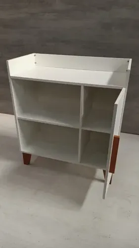 buffet aparador vintage com uma porta e pezinhos 