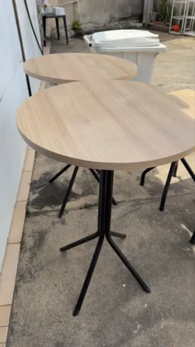 02 Lindas Mesas Bistrô e Cafeteria em MDF amadeirado sem defeitos.