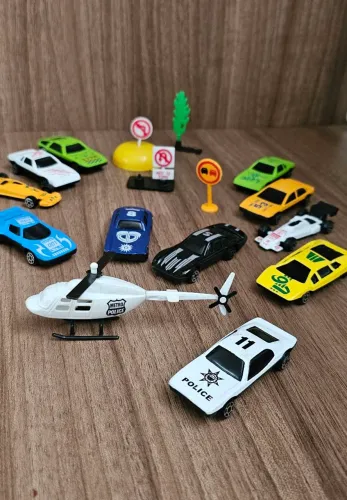Carrinhos e placas de trânsito