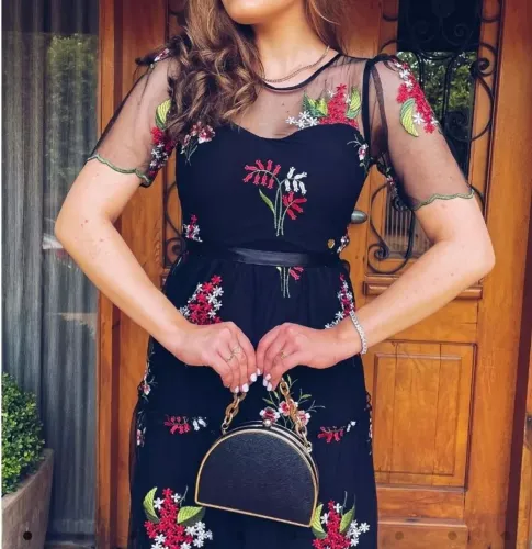 Vestido floral todo bordado, novo sem uso.
