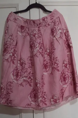 Saia rosa com estampa floral Mango.