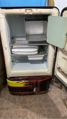 Geladeira Antiga arredondada 