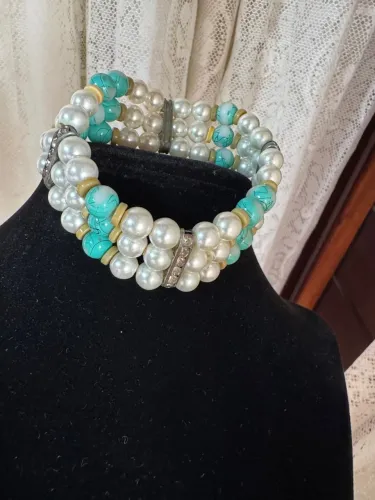 Pulseira de pérolas com detalhes em turquesa e strass