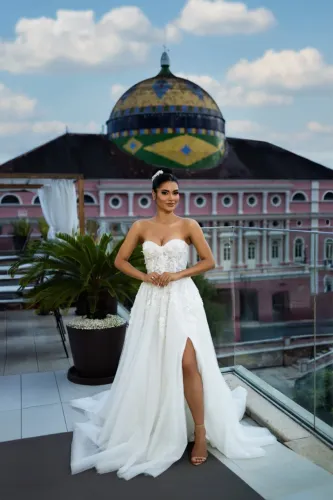 Vestido de noiva elegante com fenda