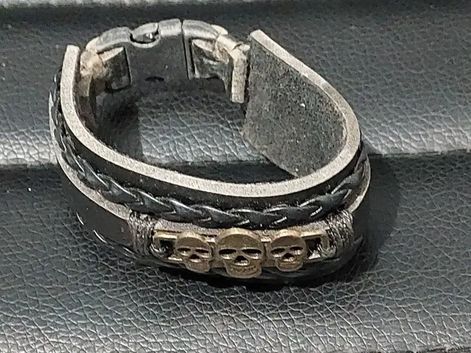 Pulseira 3 Caveiras Cor: Preto e Bronze