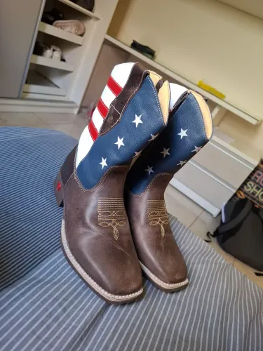 BOTA TEXANA INFANTIL - MARROM ESCURO ESTAMPA DOS ESTADOS UNIDOS SOLADO MARROM