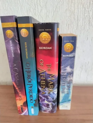 4 livros Saga Heróis do Olimpo. 2 em português e 2 em inglês.
