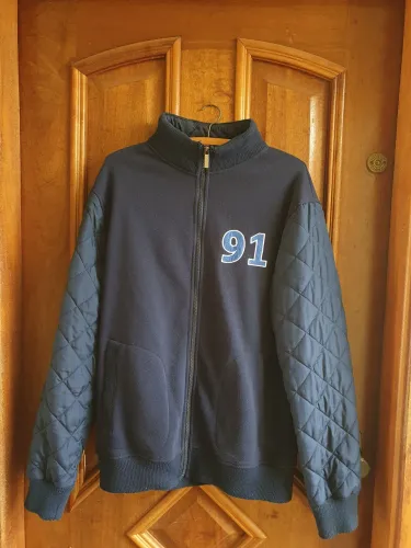 Jaqueta Bomber Azul Marinho com Detalhes Acolchoados