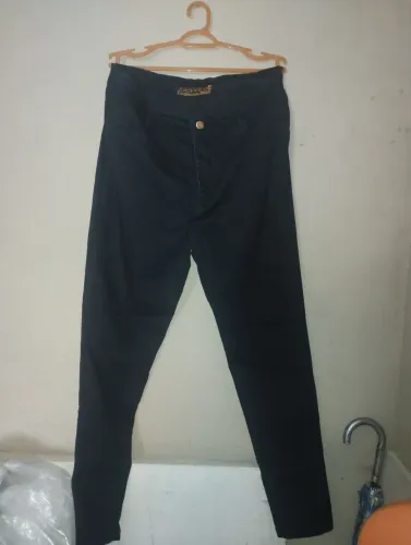 Calça jeans feminina. Selvagem. Tamanho 50. ORIGINAL. USADA APENAS UMA VEZ. PRETO.
