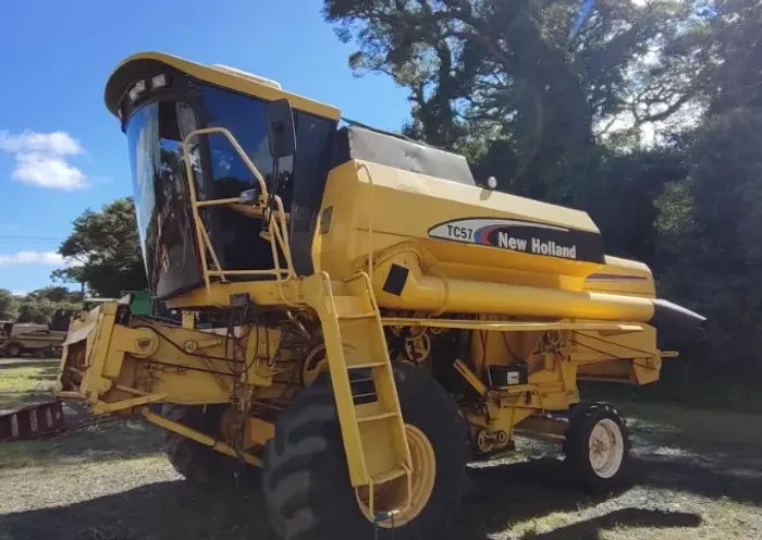 Colheitadeira New Holland - TC 57, 3369 horas, 19 pés. Fabricação 2000
