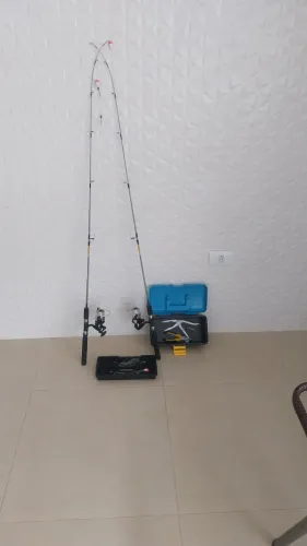 Varas de pescar mais caixa com itens de pesca