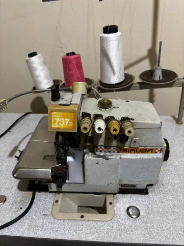 Máquina Overloque Siruba 737