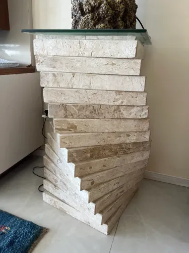 Mesa de canto em travertino 