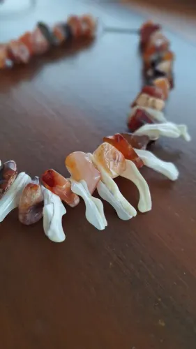 Colar de Pedras Naturais e Conchas