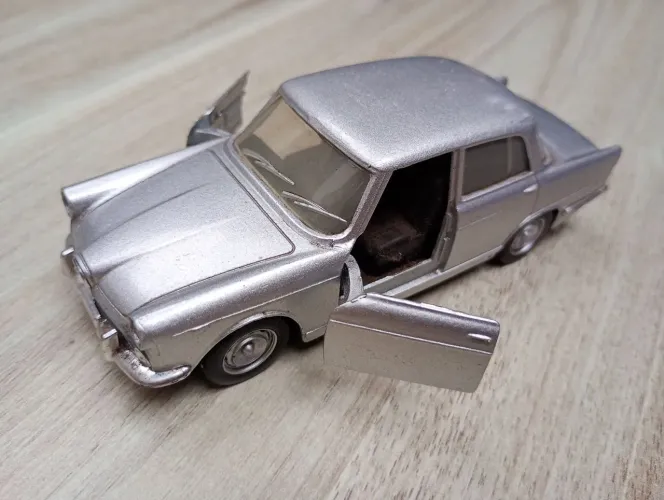 Alfa romeu miniatura 1/32- Colecionável
