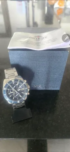 Relógio Orient Solartech fundo azul