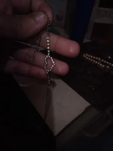 Antiga pulseira com design de coração em pedrarias